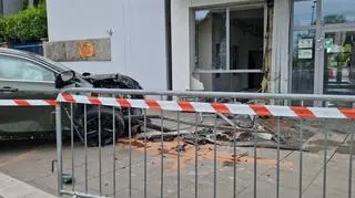 Samochód uderzył w budynek Instytutu Lotnictwa 