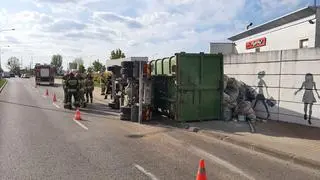 Samochód dostawczy wywrócił się na Piastów Śląskich