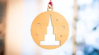 Są dwa wzory zawieszek, jedna przedstawia PKiN