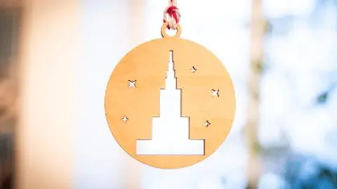 Są dwa wzory zawieszek, jedna przedstawia PKiN