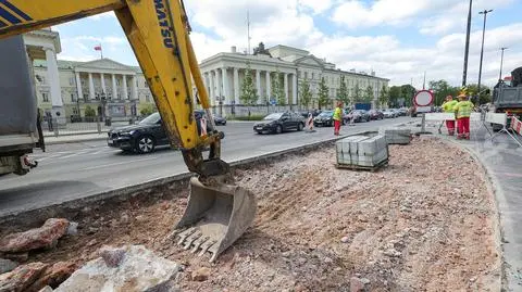 Żegnają beton, posadzą drzewa. Tak zmienia się plac Bankowy