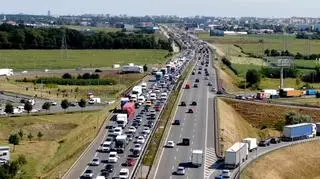 Duże utrudnienia na S8 po zderzeniu dwóch pojazdów