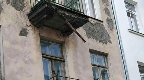 Stalowa belka zwisała z balkonu