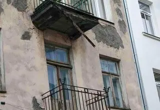 Stalowa belka zwisała z balkonu. Mogła odpaść w każdej chwili