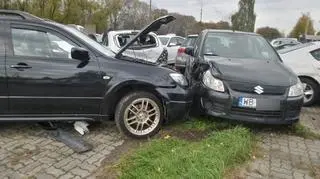 Zniszczone auta na parkingu