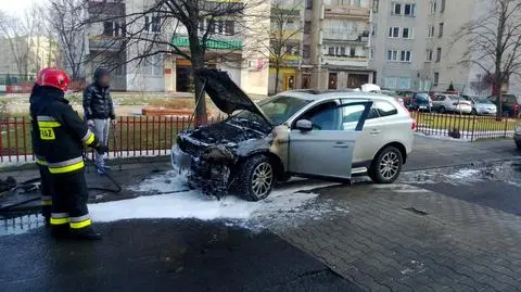 Pożar volvo na Międzyborskiej. "To mógł być samozapłon"