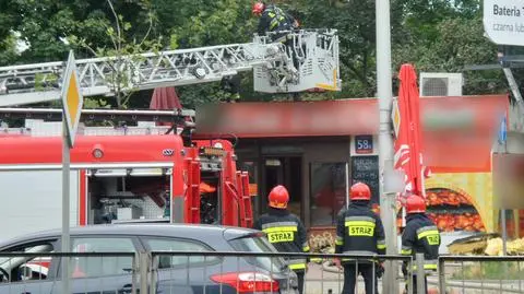 Pożar budki z jedzeniem, dach nadaje się do rozbiórki