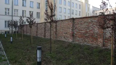 Odbudowali mur przy Umschlagplatz