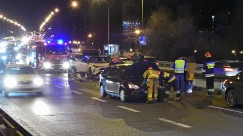Dwa pasy stanęły po zderzeniu na Trasie Łazienkowskiej