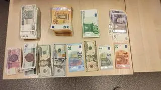 Przedmioty i samochody zabezpieczone przez policjantów