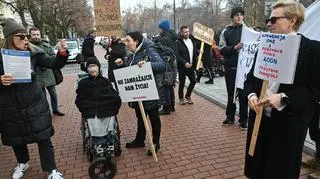 Demonstracja osób z niepełnosprawnościami przed siedzibą KPRM