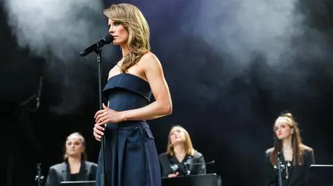 Wokalistka Julia Pietrucha na koncercie i premierze albumu "Sierpniowe"