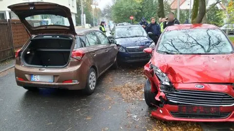 Wjechał pod prąd. Uszkodził samochody policjantów