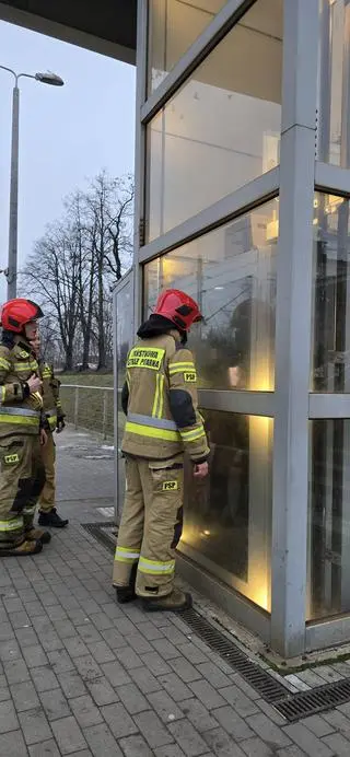 Ludzie utknęli w windzie 