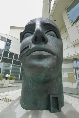 Monumentalna rzeźba "Tindaro" Igora Mitoraja na placu Trzech Krzyży w Warszawie