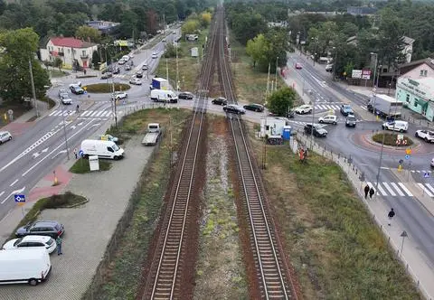 Przebudują linię kolejową, zlikwidują popularne parkingi