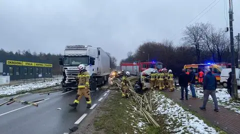 Auto dostawcze zepchnięte do rowu. Wysypało się drewno