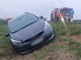 Auto wypadło z jezdni na Południowej Obwodnicy Warszawy