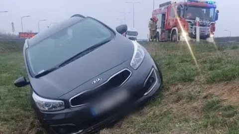 Auto na nasypie Południowej Obwodnicy Warszawy. Z jezdni miała zepchnąć je ciężarówka