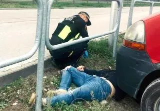 Zauważyli wystające spod auta nogi i fragment tułowia