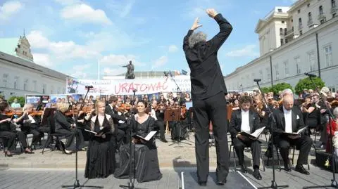 Msza żałobna na Krakowskim.  Tak protestują artyści opery 