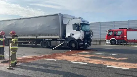 Zderzenie dwóch aut dostawczych i ciężarówki na S2