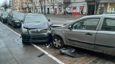 Wjechał w toyotę, ta uderzyła w skodę, a skoda - w bmw. Wydmuchał prawie promil