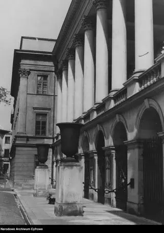 Grób Nieznanego Żołnierza. Widok od strony Ogrodu Saskiego