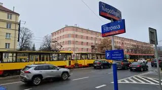 Tramwaje zwalniają po podmyciu torowiska w alei Niepodległości