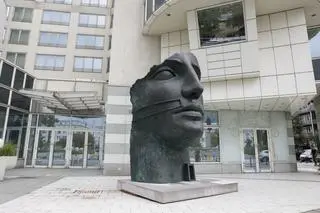 Monumentalna rzeźba "Tindaro" Igora Mitoraja na placu Trzech Krzyży w Warszawie