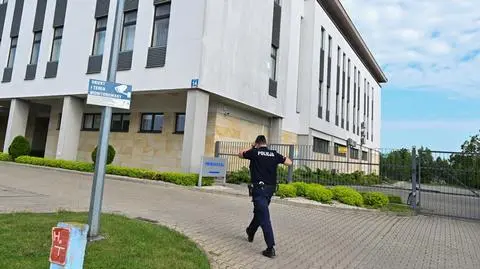Doprowadzenie do prokuratury w Grójcu 60-letniego proboszcza z gminy Tarczyn