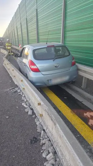 Auto osobowe uszkodzone w wyniku kolizji ciężarówki z barierami 