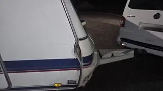 Jechał autem z przyczepą kempingową, badanie alkomatem wykazało, że był pijany