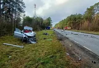 Zderzenie z ciężarówką, jedna osoba w szpitalu. Droga zablokowana