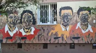 Zniszczony mural upamiętniający bohaterów powstanie w getcie warszawskim 