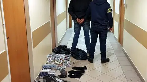 Kradzież kół i włamanie do kiosku. Policja zatrzymała cztery osoby