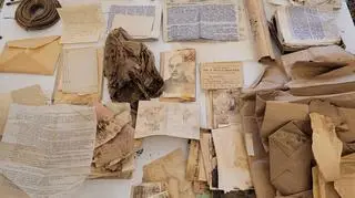 Skrytka pod podłogą, a w niej cenne dokumenty, zdjęcia, mapy, pamiętniki