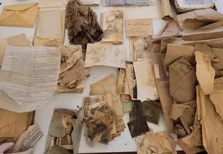 Skrytka pod podłogą, a w niej cenne dokumenty, zdjęcia, mapy, pamiętniki