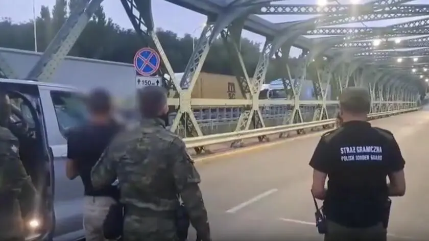 Groził podpaleniami, został deportowany. "Finał historii"