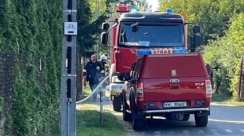 Pożar garażu, w środku auto i butle z gazem