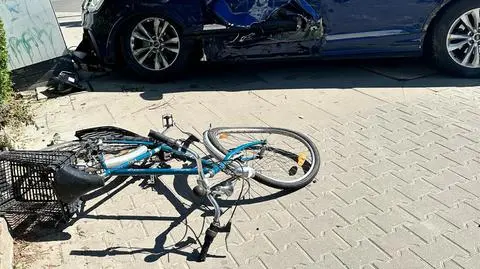 Po zderzeniu jedno z aut wpadło na chodnik i uderzyło w pieszych. Są poszkodowani