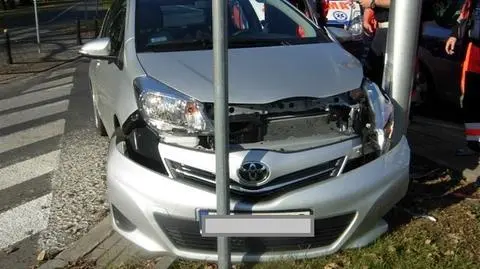 Toyota na latarni. Kierował pijany biskup?