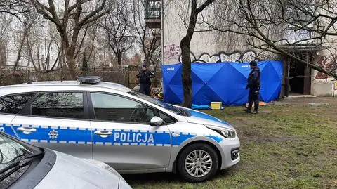 Z płonącego domu strażacy ewakuowali rodzinę z dzieckiem i psem. Jedna osoba nie żyje