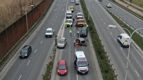 Na Trasie Siekierkowskiej zderzyły się cztery samochody, jednym z nich jechali żołnierze
