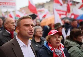 Prokuratura przyjrzy się wypowiedziom Bąkiewicza o "wyrywaniu chwastów" i "zrzucania napalmu"
