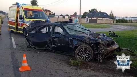 Wypadł z drogi, roztrzaskał auto na ogrodzeniu, był pijany 
