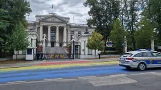Flaga Ukrainy na jezdni przed ambasadą Rosji