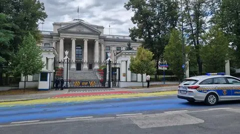 Flaga Ukrainy na jezdni przed Ambasadą Rosji