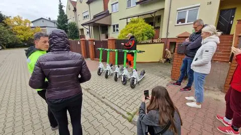 Nauczyciele szkolą się z jazdy na hulajnogach elektrycznych