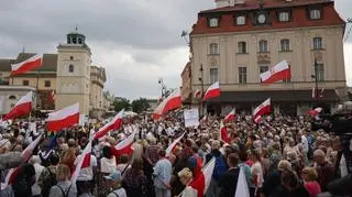 Uczestnicy protestu zorganizowanego przez Stowarzyszenie Katechetów Świeckich na placu Zamkowym w Warszawie 